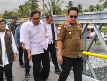 DIRESMIKAN: Pj Gubernur Jatim, Adhy Karyono (baju coklat) meninjau Jembatan Kloposawit Lumajang sesaat usai diresmikan. (foto: Asmadi).