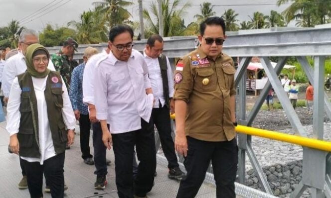 
					DIRESMIKAN: Pj Gubernur Jatim, Adhy Karyono (baju coklat) meninjau Jembatan Kloposawit Lumajang sesaat usai diresmikan. (foto: Asmadi).