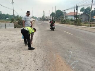 OLAH TKP: Anggota Satlantas Polres Probolinggo gelar olah TKP di lokasi kecelakaan motor vs truk di jalur pantura Binor, Kecamatan Paiton. (foto: Ali Ya'lu).