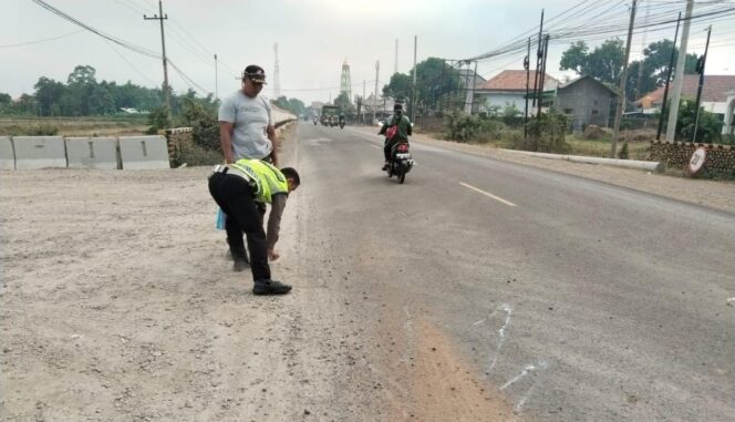 
					OLAH TKP: Anggota Satlantas Polres Probolinggo gelar olah TKP di lokasi kecelakaan motor vs truk di jalur pantura Binor, Kecamatan Paiton. (foto: Ali Ya'lu).