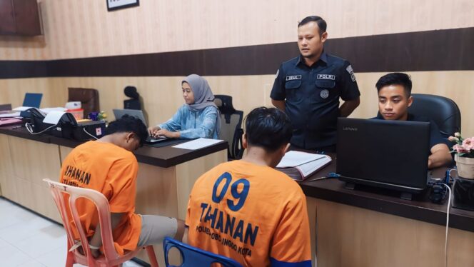 
					DIRINGKUS: Dua dari tiga pelaku rudapaksa saat dimintai keterangan di unit PPA Polres Probolinggo Kota. (foto: Hafiz Rozani).