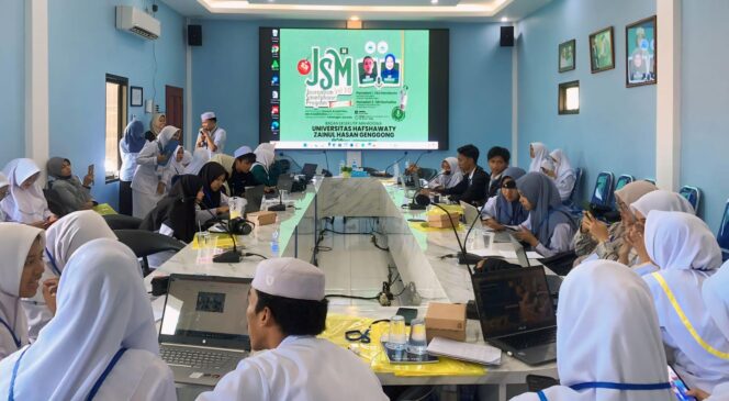 
					ASAH SKILL: Suasana  gelar Seminar Jurnalistik bertajuk 'Journalism Smartphone Program,' yang digelar BEM UNHASA Genggong Probolinggo, Senin (10/06/24). (foto: Haliza).