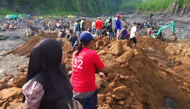 
					DISTOP: Proses pencarian korban tanah longsor di Dusun Supit, Desa Pronojiwo, Kecamatan Pronojiwo, Kabu. Lumajang, sebelum dihentikan. (foto: Asmadi).