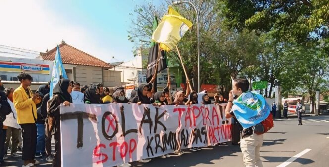 
					TOLAK TAPERA: Ratusan mahasiswa di Lumajang turun jalan menolak Tapera. (foto: Asmadi).