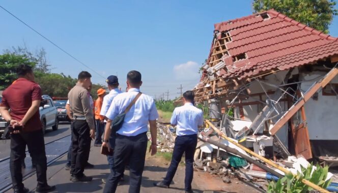 
					TINJAU: Petugas dari PT. KAI Daops mengecek pos jaga perlintasan usai ditabrak bus. (foto: Moh. Rois).