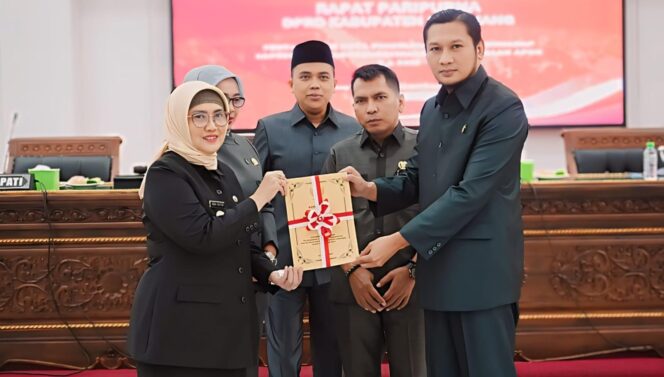 
					RAPAT PARIPURNA: Pj. Bupati Lumajang, Indah Wahyuni, memberikan dokumen nota keuangan kepada Ketua DPRD Kabupaten Lumajang, Eko Adis Prayoga. (Foto: Asmadi).