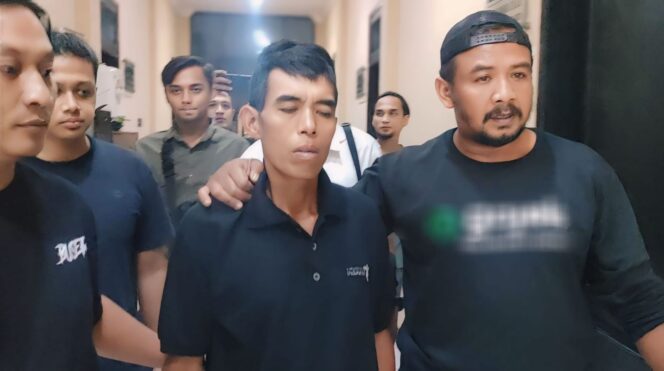 
					SERAHKAN DIRI: Usai menyerahkan diri, Budiono digelandang penyidik Polres Probolinggo ke ruang tahanan. (foto: Ali Ya'lu).