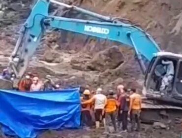 DITEMUKAN: Proses EVAKUASI korban terakhir tanah longsor di area tambang pasir di Kabupaten Lumajang. (foto: Asmadi).