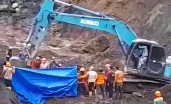 
					DITEMUKAN: Proses EVAKUASI korban terakhir tanah longsor di area tambang pasir di Kabupaten Lumajang. (foto: Asmadi).