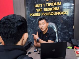 NON AKTIF: Tersangka pencuri TV di Puskesmas Kotaanyar saat diperiksa penyidik Polres Probolinggo. (foto: Ali Ya'lu).