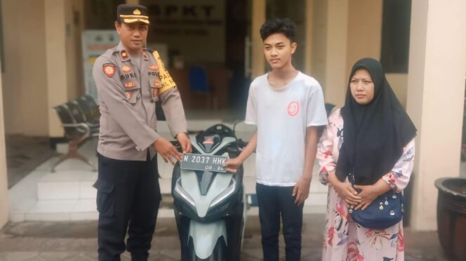 
					DIKEMBALIKAN: Kapolsek Bangil, Kompol Akhmad Sukiyanto, menyerahkan motor yang sempat dibawa maling kepada pemiliknya. (foto: Moh. Rois).