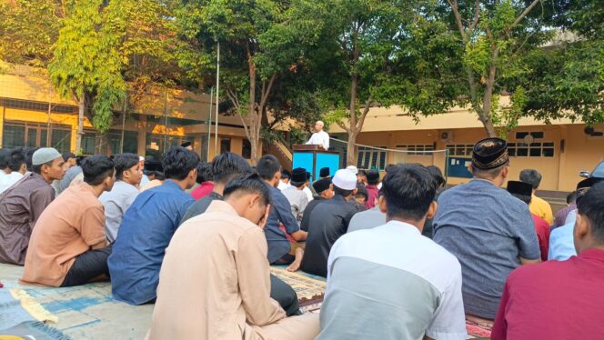 
					LEBIH AWAL: Jamaah Persis Bangil mendengarkan ceramah agama pasca melakukan salat Idul Adha. (foto: Moh. Rois).