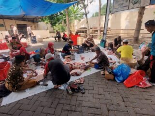 RAMAI: Suasana penyembelihan hewan kurban di RPH Kota Probolinggo. (foto: Hafiz Rozani).