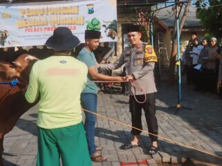 BERBAGI: Kapolres Probolinggo, AKBP Wisnu Wardana, menyerahkan hewan qurban kepada perwakilan masyarakat Kabupaten Probolinggo.  (foto: Ali Ya'lu).