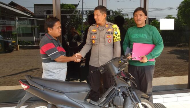 
					DIKEMBALIKAN: Kapolsek Winongan, AKP Rudi, saat mengembalikan motor hasil curian kepada pemiliknya. (foto: Moh. Rois).