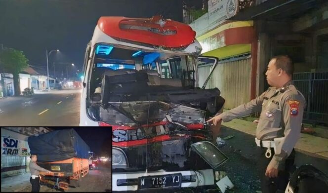 
					LAKA: Minibus berpenumpang rombongan peziarah ringsek pasca menabrak truk pasir di jalan raya Klakah, Kabupaten Lumajang, Rabu (19/6/2024) dini hari. (Foto: Asmadi).