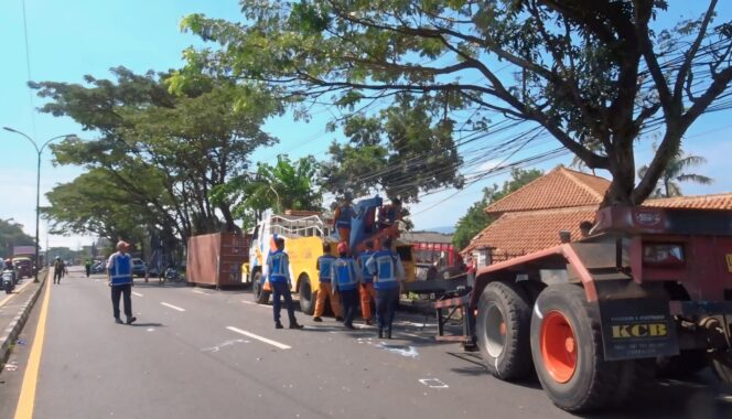 
					TIGA MENINGGAL: Laka maut yang terjadi di jalan raya Malang-Surabaya, tepatnya di Desa Parerejo, Kecamatan Purwodadi, Kabupaten Pasuruan, Rabu (19/6/24) pagi, renggut 3 korban jiwa. (foto: Moh. Rois).
