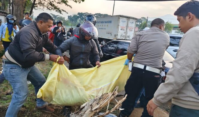 
					EMPAT MD: Salah satu korban meninggal kecelakaan maut tdi jalur Malang-Surabaya, Rabu (19/6/24) pagi, dievakuasi polisi dibantu warga. (foto: Moh. Rois).