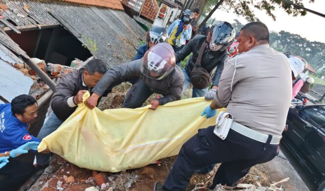 
					BERTAMBAH: Jasad korban keempat laka truk kontainer di jalan raya Desa Parerejo, Kec. Purwodadi, Kabupaten Pasuruan dievakuasi ke rumah sakit. (foto: Moh. Rois).