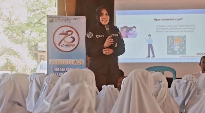 
					EDUKASI: Kasi Humas Polres Probolinggo, Iptu Merdhani Pravita Shanty, saat memberikan edukasi tentang bahaya judi online dan VCS kepada pelajar. (foto: Ali Ya'lu).