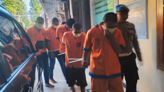 
					DIGULUNG: Para tersangka kasus narkoba saat digelandang aparat Polres Lumajang. (foto: Asmadi).