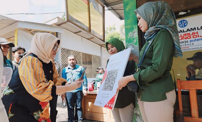 
					DIGITALISASI: Pj. Bupati Lumajang, Indah Wahyuni, melaunching sistem pembayaran via QRIS di Obyek Wisata Tumpak Sewu, Kamis (20/6/24). (foto: Asmadi).