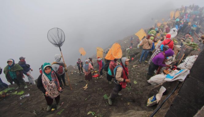 
					UNIK: Warga Tengger melarung sesaji ke dalam kawah Gunung Bromo dalam acara puncak Yadnya Kasada. (foto: Hafiz Rozani).