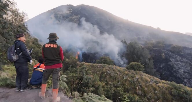 
					MELUAS: Petugas BPBD memantau sebaran api yang melalap Gunung Batok Bromo. (foto: Istimewa).