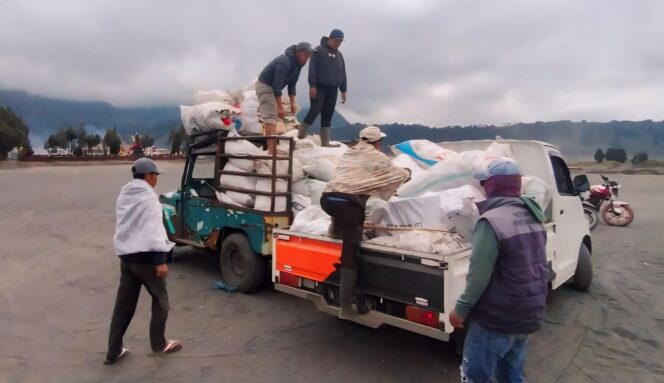 
					DIBERSIHKAN: Tumpukan sampah yang berhasil dikumpulkan saat bersih-bersih di kawasan wisata Bromo (Foto: Istimewa).