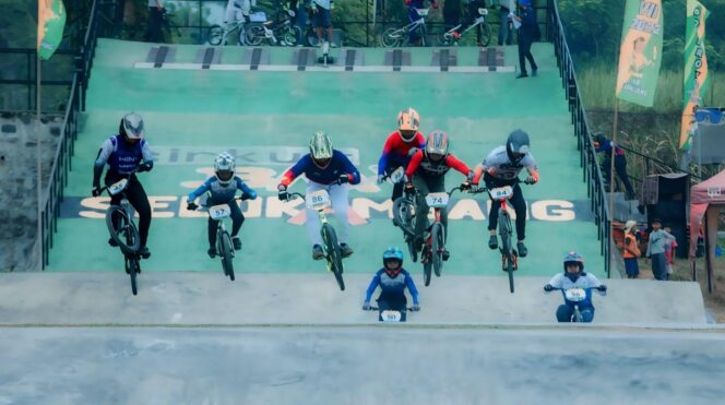 
					ADU CEPAT: Atlet balap sepeda BMX saling beradu kecepatan di ajang Mahameru Open BMX Racing 2024, yang digelar di sirkuit Selokambang Lumajang. (foto: Asmadi).