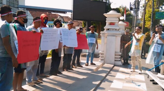
					PROTES:  Puluhan Perkumpulan Penggarap Tanah Terlantar (P2T2) grudug kantor Pemerintah Kabupaten (Pemkab) Lumajang, Kamis (27/6/24). (foto: Asmadi).
