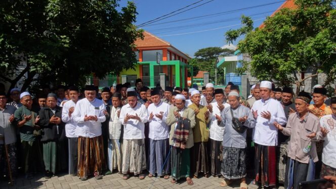 
					SOLID: Para kyai se-Kabupaten Pasuruan menyatakan siap memenangkan KH Abdul Mujib Imron atau Gus Mujib sebagai Bupati Pasuruan pada Pilkada Kabupaten Pasuruan, November mendatang. (foto: Moh. Rois).