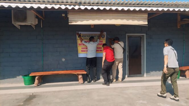 
					TUTUP: Anggota Satpol PP Kabupaten Probolinggo memasang segel penutup di tempat karaoke di wilayah Kecamatan Dringu. (foto: Hafiz Rozani).