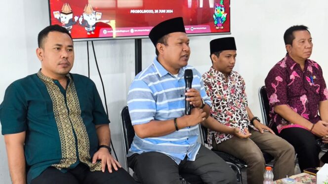 
					PAPARAN: Ketua KPU Kabupaten Probolinggo, Aliwafa, menjelaskan tentang target partisipasi masyarakat dalam Pemilukada Kabupaten Probolinggo 2024. (foto: Ali Ya'lu)?