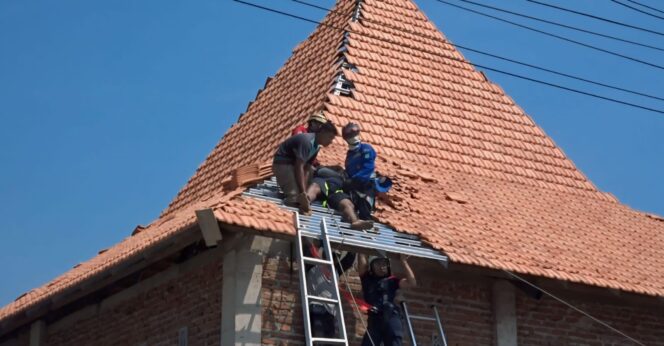 
					APES! Proses evakuasi korban dari atas atap pendopo. (foto: Moh. Rois).