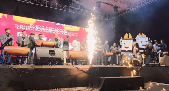 
					RESMI: Peluncuran maskot dan jinggle Pemilukada Kabupaten Probolinggo 2024, Sabtu (29/6/24) malam di Stadion Gelora Merdeka Kraksaan. (foto: Ali Ya'lu).