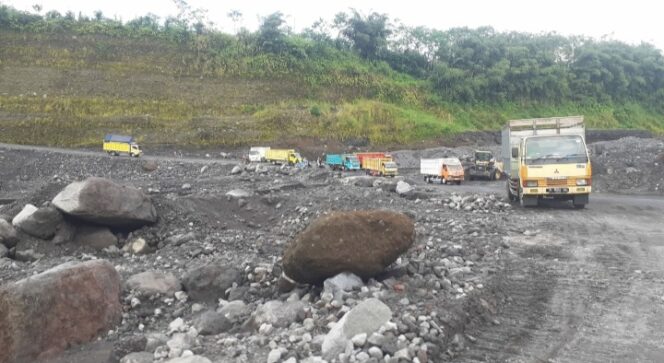 
					ALTERNATIF: Sejumlah kendaraan melewati jalur alternatif di Dusun Curah Kobokan, Desa Sumberwuluh, Kec. Pronojiwo, setelah jalur Piket Nol dibuka-tutup. (foto: Asmadi).