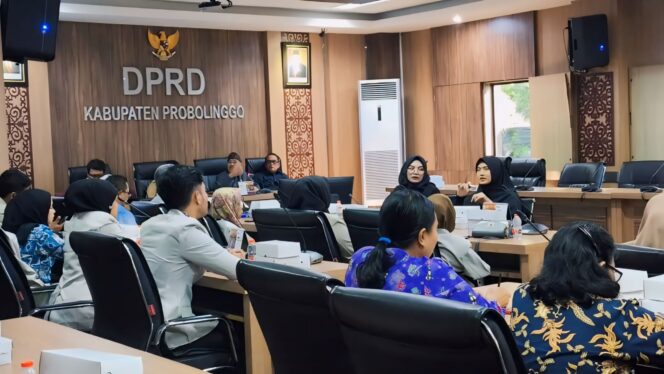 
					TAGIH PERDA: Sejumlah penyandang disabilitas saat berdialog dengan anggota DPRD Kabupaten Probolinggo. (foto: Ali Ya'lu)