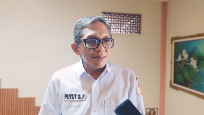 
					Komisioner Bawaslu Kota Probolinggo, Koordinator Divisi Hukum, Pencegahan, Parmas dan Humas, Putu Gunawarman. (foto: Hafiz Rozani)