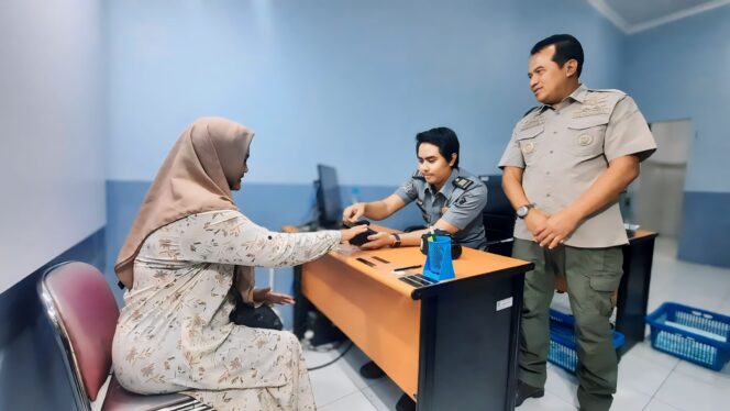 
					CEK: Pj Walikota Probolinggo, Nurkholis, menyaksikan proses pengurusan paspor di Kantor UKK (Foto: Istimewa).