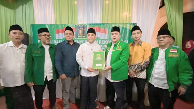 
					SOLID: Gus Haris (tengah, pakaian putih) saat menerima surat rekomendasi dari PPP untuk Pilkada Kabupaten Probolinggo Tahun 2024. (foto: istimewa).