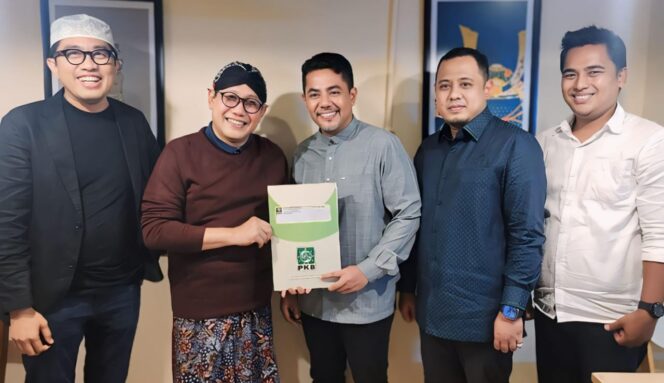 
					DUET IMPIAN: Gus Haris didampingi Ra Fahmi, menerima surat rekomendasi untuk Pilkada Kabupaten Probolinggo Tahun 2024 yang diberikan oleh Ketua Desk Pilkada PKB Abdul Halim Iskandar. (foto: Ali Ya'lu).
