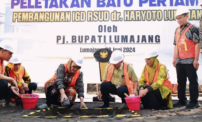 
					UPGRADE LAYANAN: Peletakan batu pertama pembangunan IGD RSUD dr Haryoto oleh Pj. Bupati Lumajang. (foto: Asmadi).