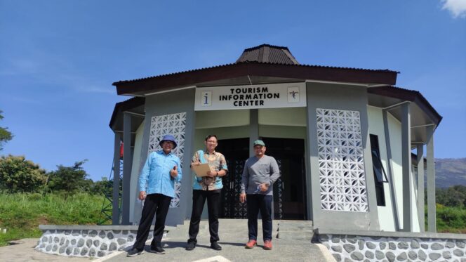 
					BERSOLEK: Petugas Dinas Kesehatan Kabupaten Pasuruan mengecek kondisi wisata Arjuno Agro Techno Park. (foto: Moh. Rois).