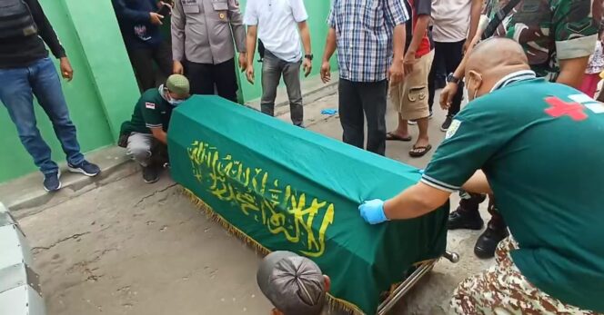 
					TEMUAN MAYAT: Petugas melakukan olah TKP dan mengevakuasi korban dari kamar kosnya. (foto: Hafiz Rozani).