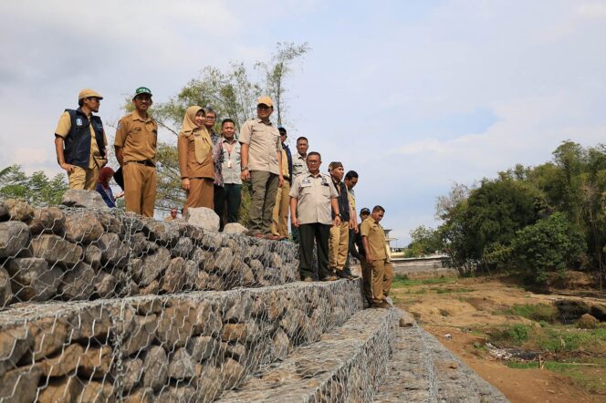 
					TUNTAS: Pj Walikota Probolinggo, Nurkholis, TRC Provinsi Jatim serta sejumlah instansi mengecek pembangunan proyek bronjong. (Foto: Istimewa). 