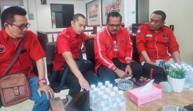 
					BERBURU REKOMENDASI: Zulmi Noor Hasani (dua dari kiri) saat berada di kantor DPW PDI Perjuangan Jatim, Kamis (4/7/24) siang. (foto: Istimewa).