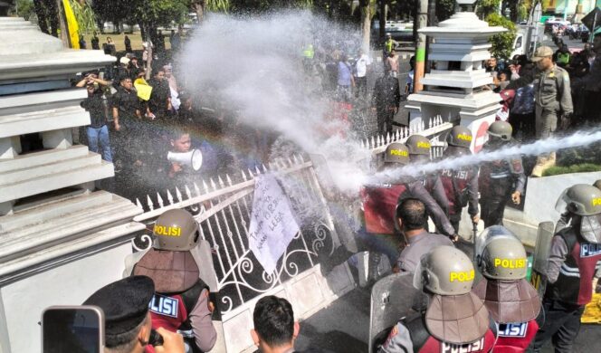 
					RICUH: Demo PMII di depan Pemkab Lumajang, Jum'at (5/7/24) berlangsung ricuh. (foto: Asmadi).