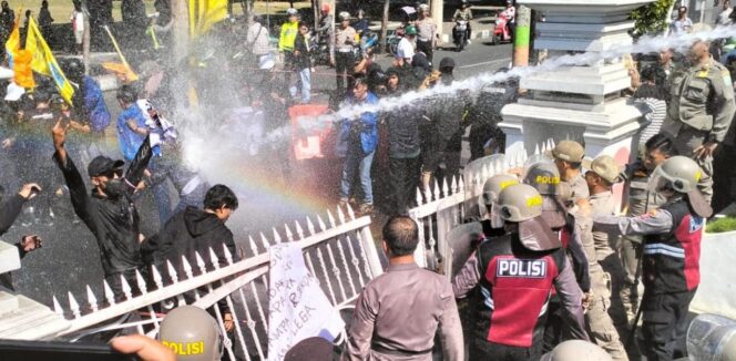 
					RICUH: Kericuhan pecah saat PMII Lumajang berunjuk rasa menolak penghapusan tunjangan guru honorer di depan kantor Pemkab Lumajang. (foto: Asmadi).