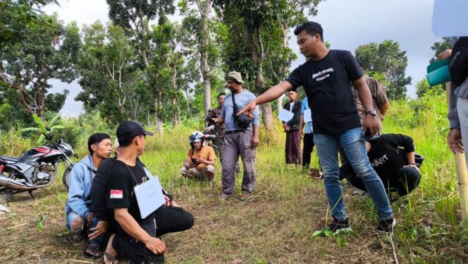 
					REKONTRUKSI: Polres Probolinggo menggelar reka adegan tewasnya warga Desa Betek, Kecamatan Krucil, Kabupaten Probolinggo, yang tertembak senapan angin. (foto: Ali Ya'lu).